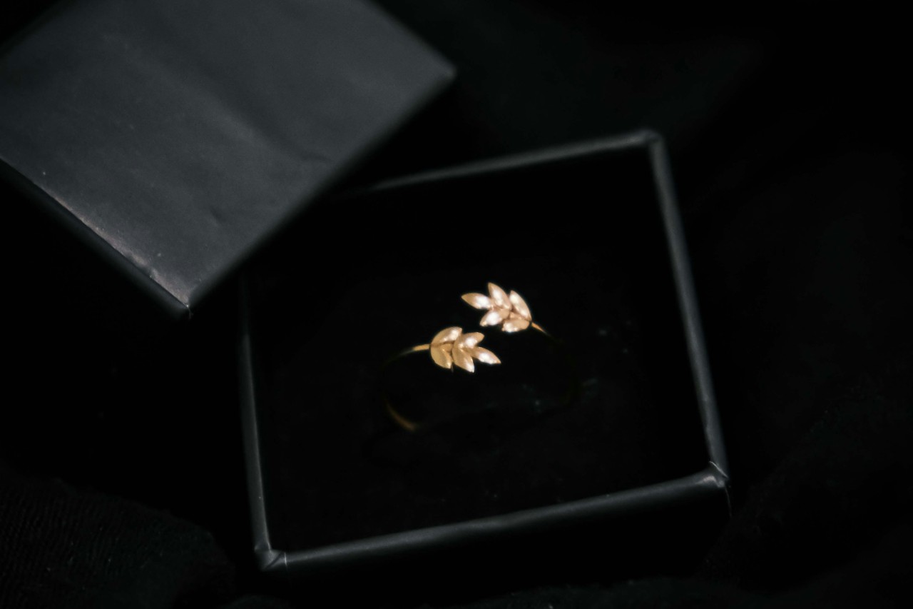 A leaf-shaped yellow gold open ring. A leaf-shaped yellow gold open ring.